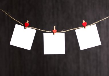 hatırlatıcı Not haritasında mandal clothesline üzerinde asılı