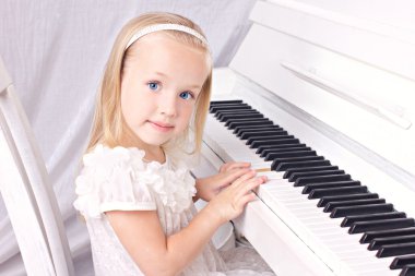 küçük kız Piano
