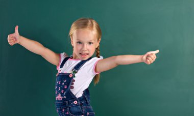 başparmak kadar gösteren küçük bir kız