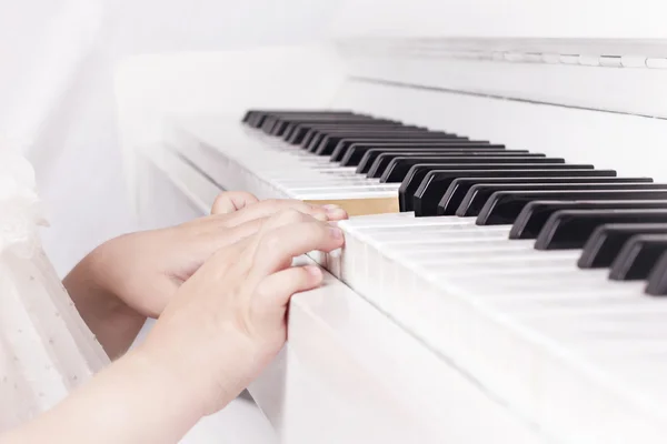 Baby playing on piano — Stock Photo, Image