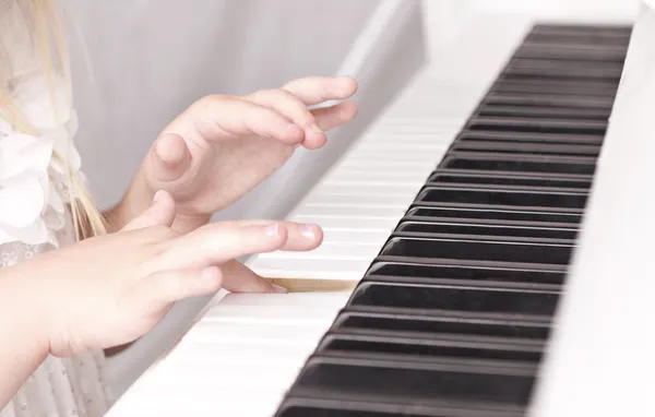 Niño tocando el piano — Foto de Stock