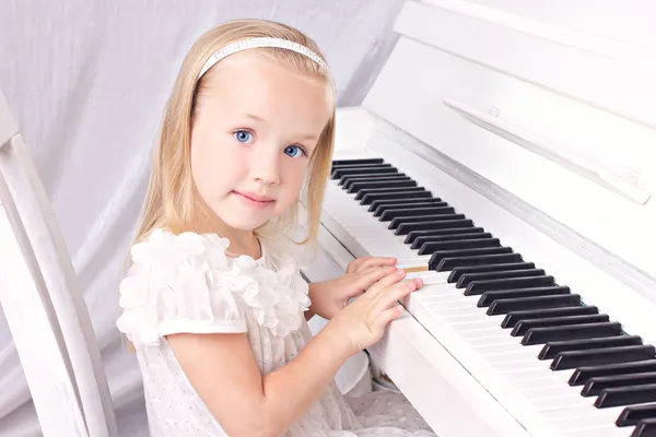 在钢琴的小女孩 — 图库照片