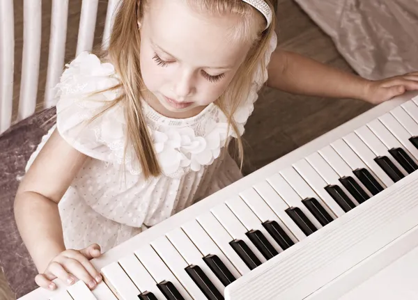 Little girl playing on piano — Stock Photo, Image