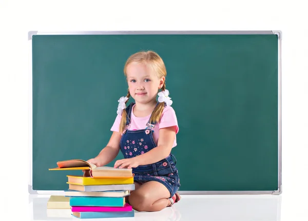 Klein meisje lezen boek — Stockfoto