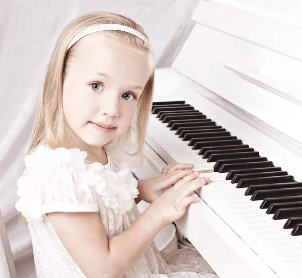 Niña en el piano — Foto de Stock