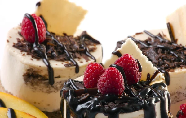 Десерт з шоколадом та ягодами — стокове фото