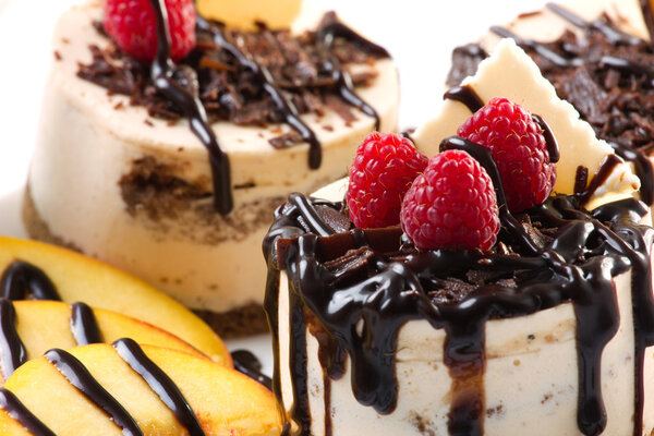 торты с шоколадом и фруктами
