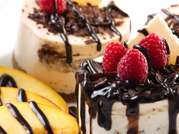 Десерт з шоколадом і фруктами — стокове фото