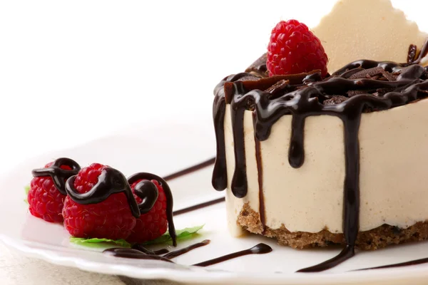 Красивый десерт с малиной — стоковое фото