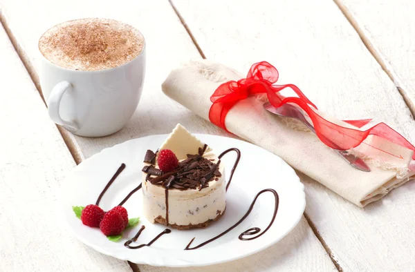 Cappuccino with cake — Stock Photo, Image