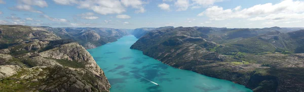 Montagnes et fjord en Norvège — Photo