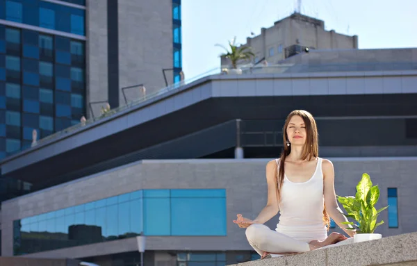 Wanita muda yang duduk dalam pose yoga — Stok Foto
