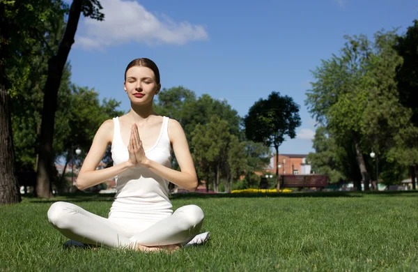 Jonge vrouw mediteren — Stockfoto