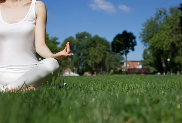 Flicka i yoga position — Stockfoto