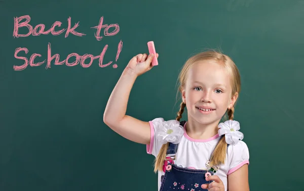 Schoonheid meisje in de buurt van schoolbord — Stockfoto