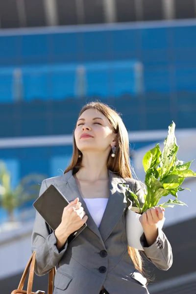 Молодая деловая женщина с цветами — стоковое фото