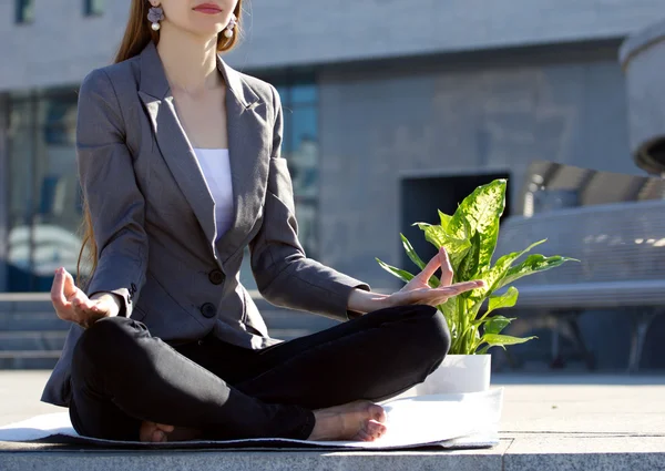 Iş kadını meditasyon — Stok fotoğraf