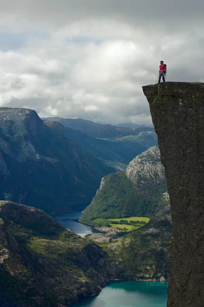 Young man on preikestolen — Stock Photo, Image