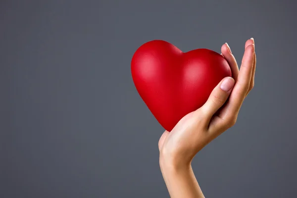 Corazón en la palma de la mujer — Foto de Stock