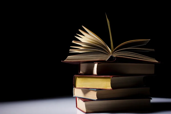 Stapel oude boeken — Stockfoto