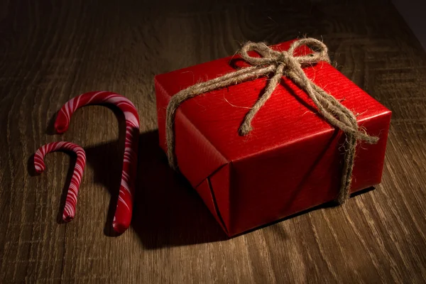 Gift box and candycane — Stock Photo, Image