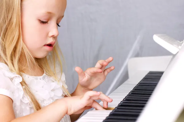 在钢琴的小女孩 — 图库照片