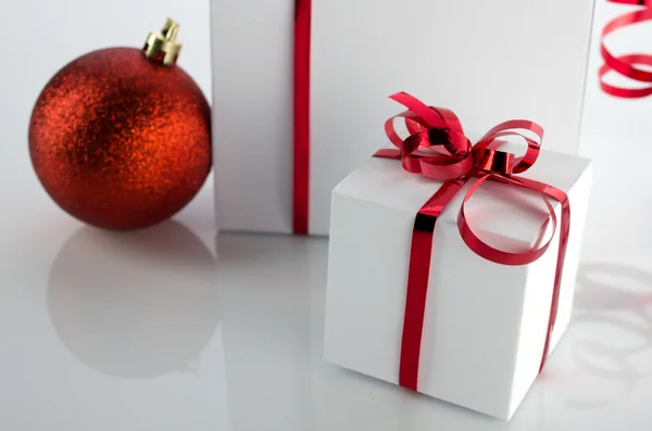 Caixas de presente de Natal e bola — Fotografia de Stock