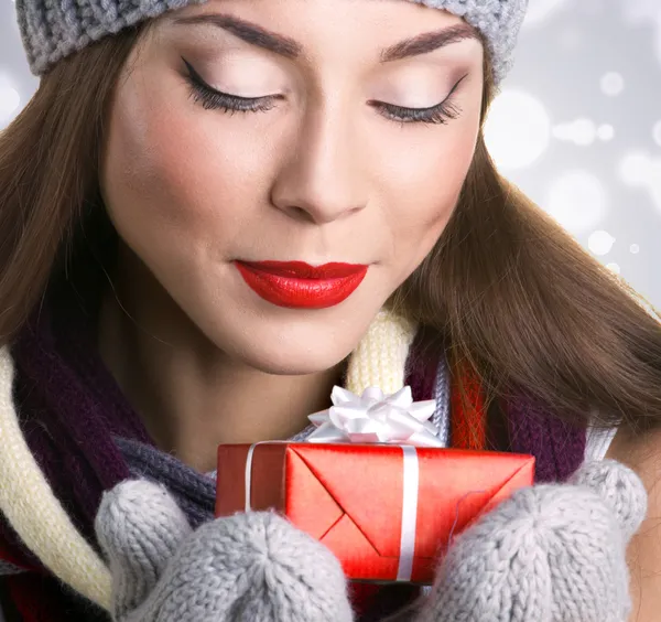 Beautiful woman with gift — Stock Photo, Image