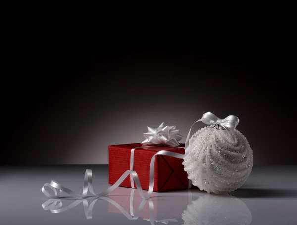 Weihnachtskugel und Geschenkbox — Stockfoto
