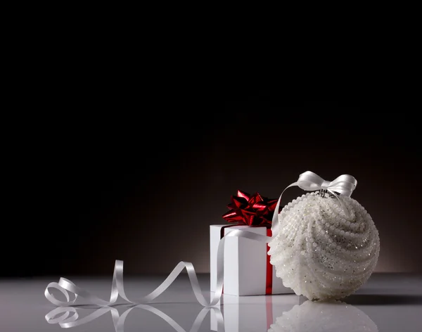 Caja de regalo de Navidad y bola — Foto de Stock