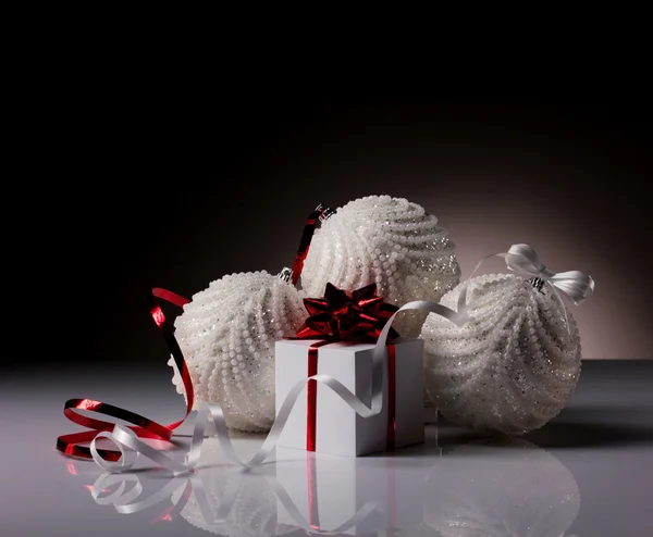 Caja de regalo y bolas de Navidad — Foto de Stock