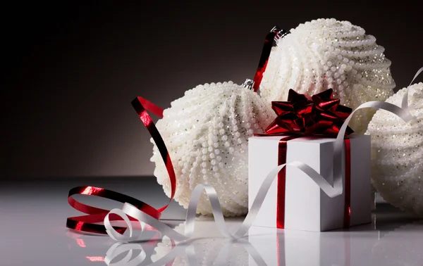 Bals de Navidad con caja de regalo — Foto de Stock