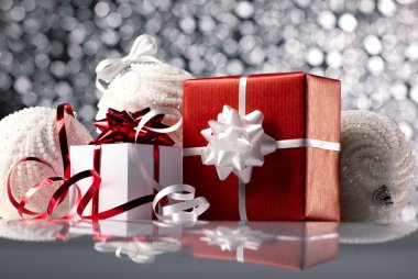 Hala Noel topları ve kutuları