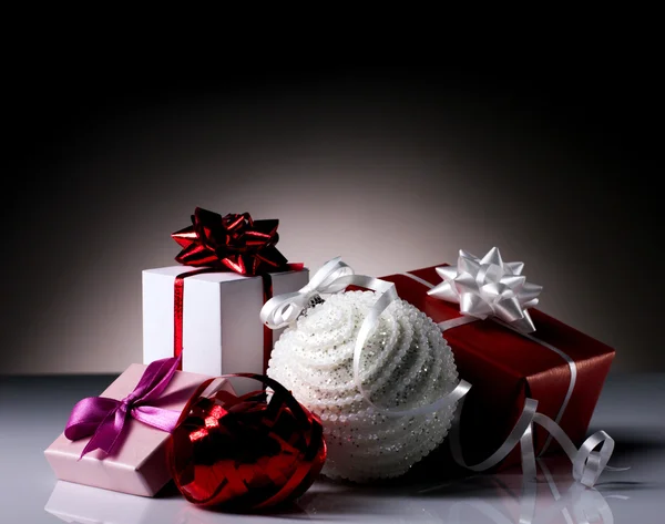 Caixas de presente e bola de Natal — Fotografia de Stock