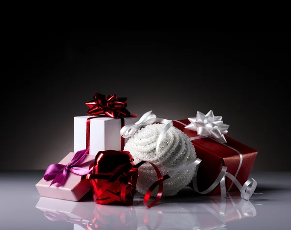 Weihnachtskugel und Geschenkschachteln — Stockfoto