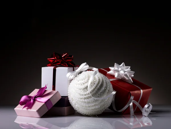 Scatole regalo e palla di Natale — Foto Stock