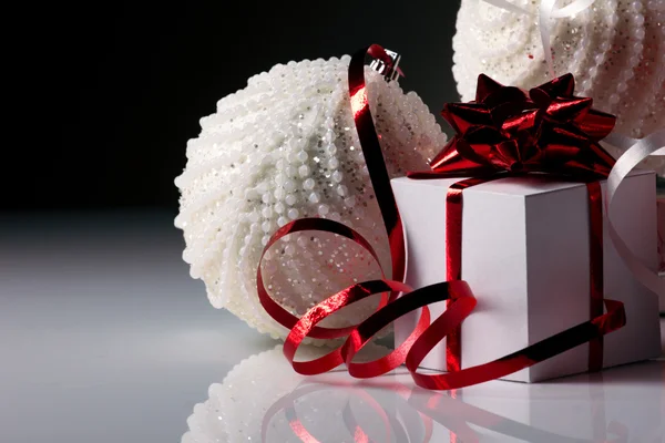 Weihnachtskugeln und Geschenkbox — Stockfoto