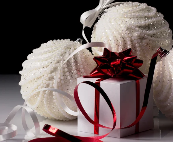 Geschenkbox und Weihnachtskugel — Stockfoto