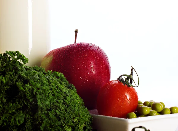 Ainda com vegetais frescos e frutas — Fotografia de Stock
