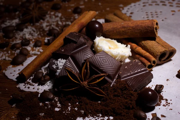 Haufen Bonbons, Schokolade und Gewürze — Stockfoto