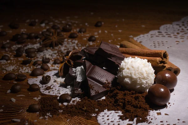 Montão de doces, chocolate, café e especiarias — Fotografia de Stock