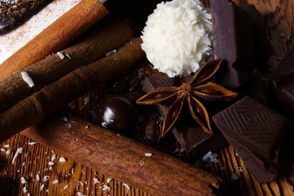 Montão de doces, chocolate e especiarias — Fotografia de Stock