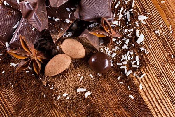 Csokoládé assorttment, fűszerek — Stock Fotó