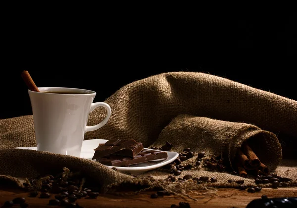 Kopi dengan coklat dan kayu manis — Stok Foto