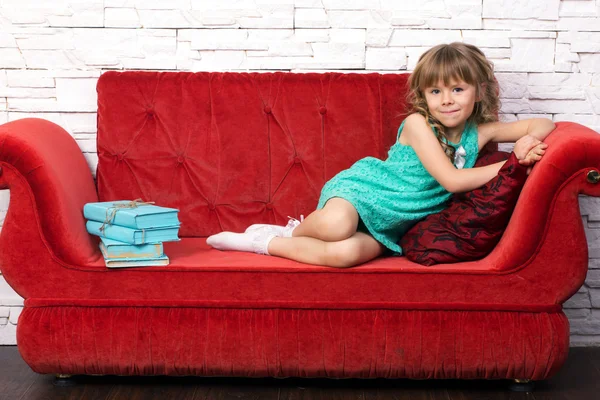 Chica en el sofá — Foto de Stock