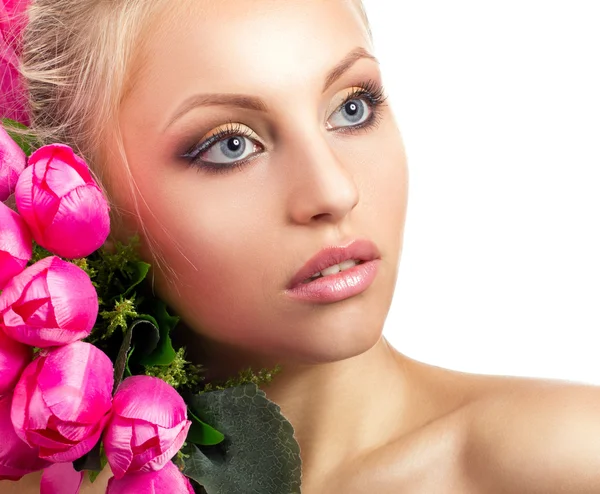 Jonge vrouw met tulpen — Stockfoto