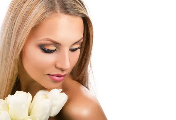 Jonge vrouw met bloemen — Stockfoto