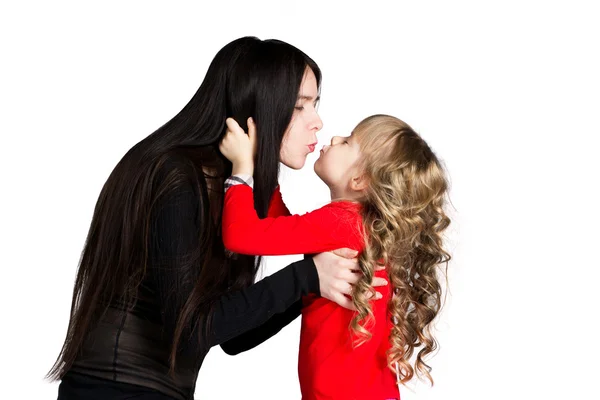 Madre e hija besándose — Foto de Stock