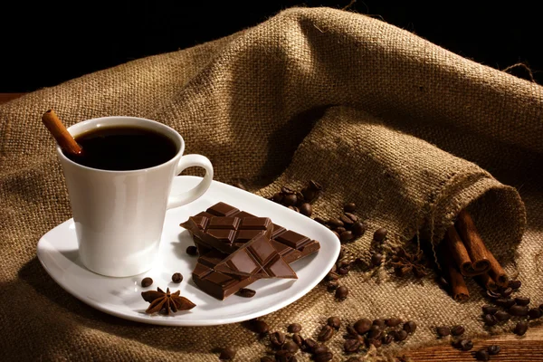 Kaffee und Schokolade mit Gewürzen — Stockfoto