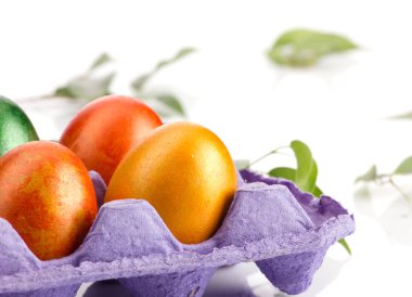 Paskalya kartı ile yumurta ve yapraklar